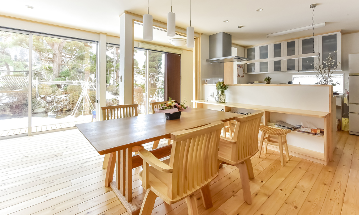 広々空間のリビングへ