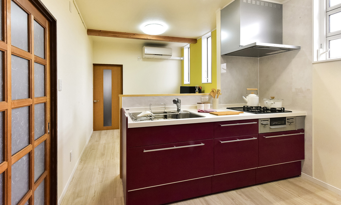 カラフルな台所設備で華やかに